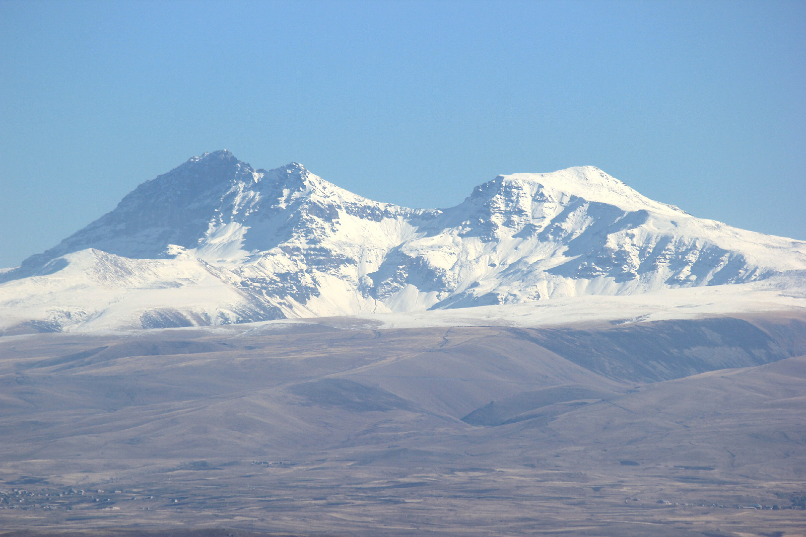 Aragats from Gyumri (Գյումրի, Гюмри) (Photo license CC-BY-SA 3.0)